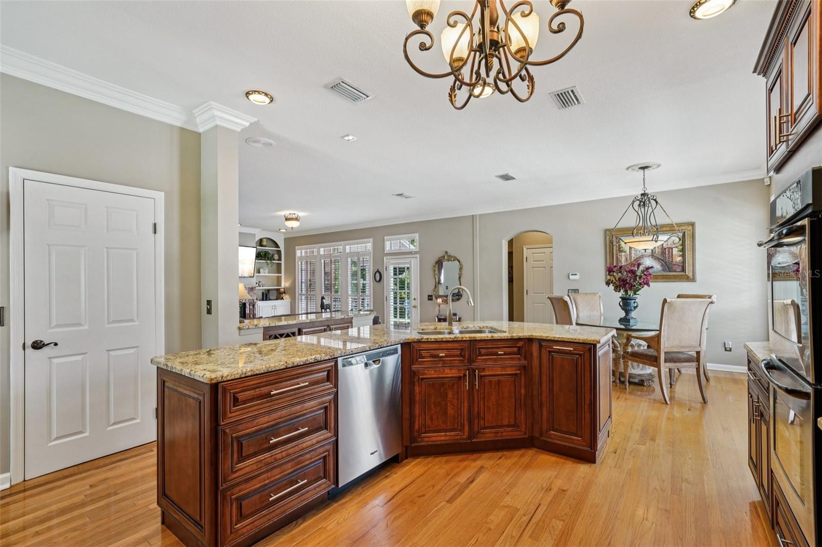 Listing photo id 13 for 4535 Beachway Drive