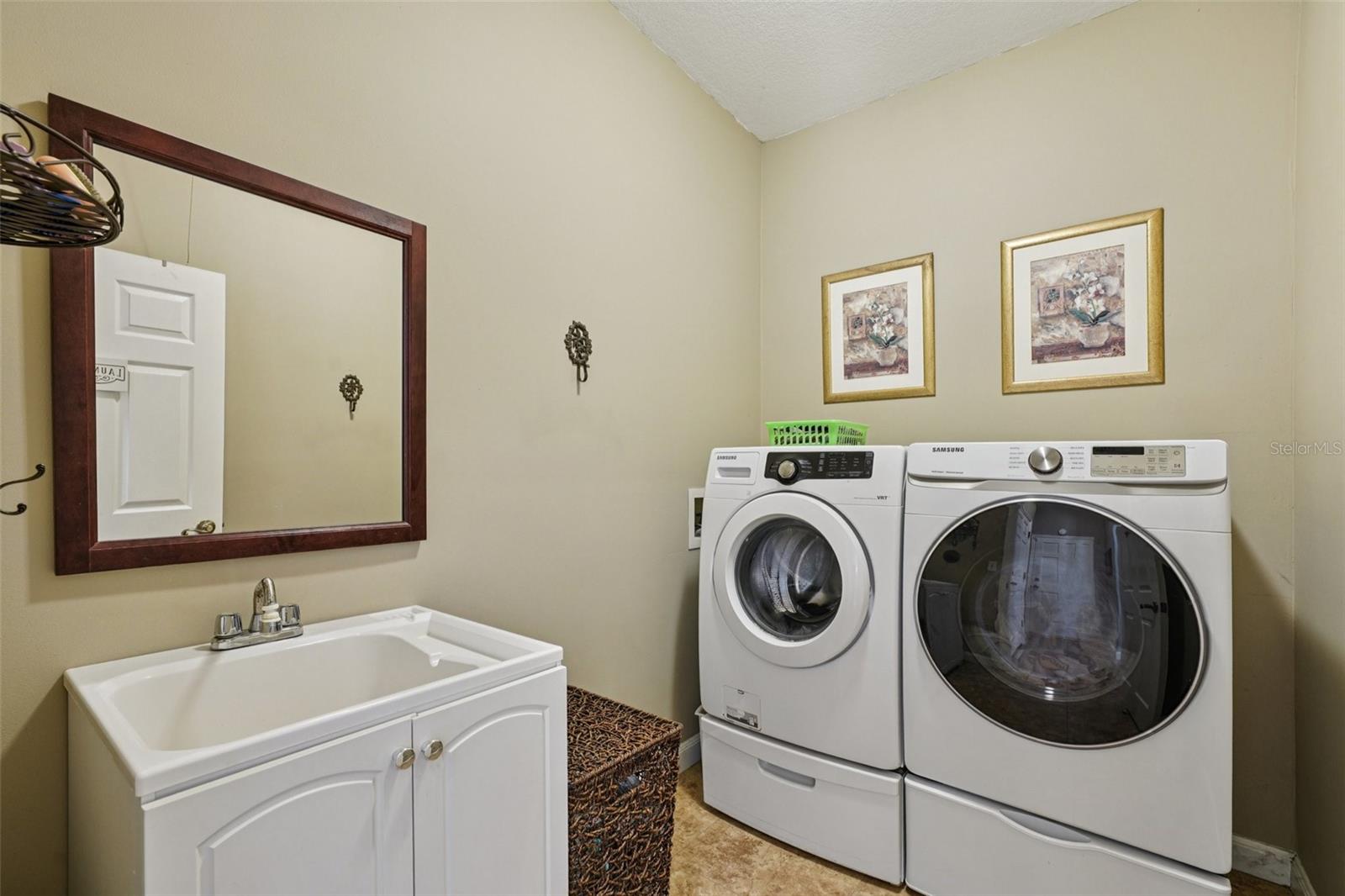 Listing photo id 14 for 4535 Beachway Drive
