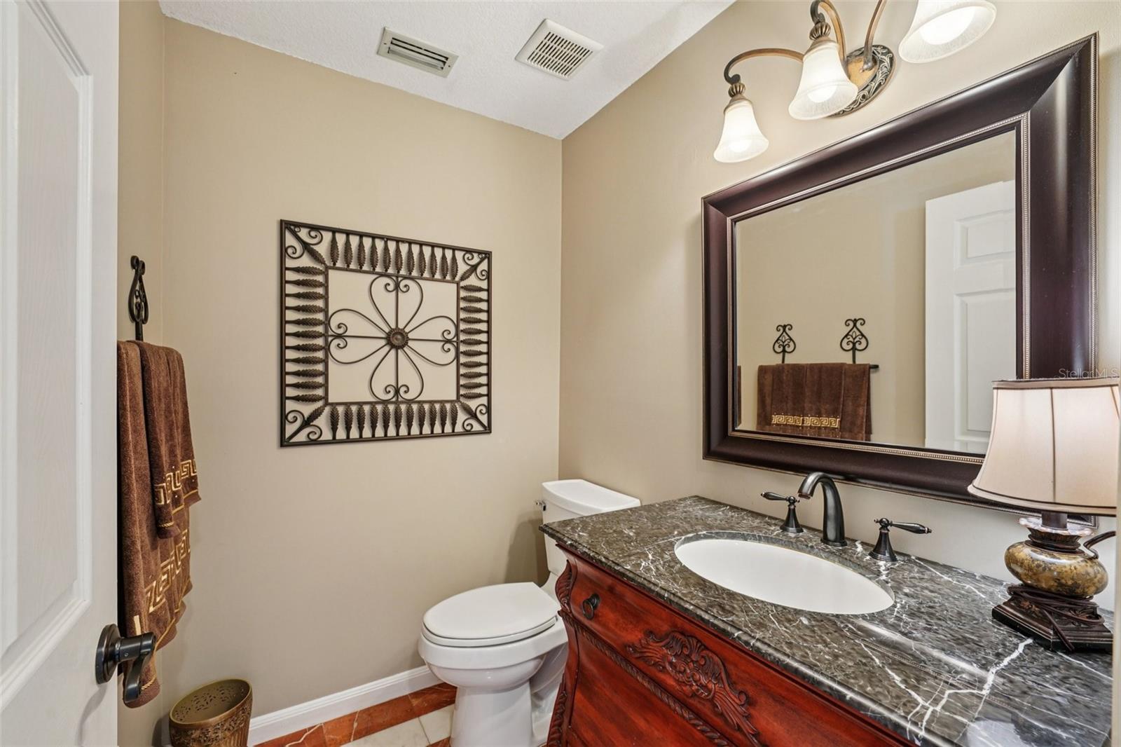 Listing photo id 15 for 4535 Beachway Drive