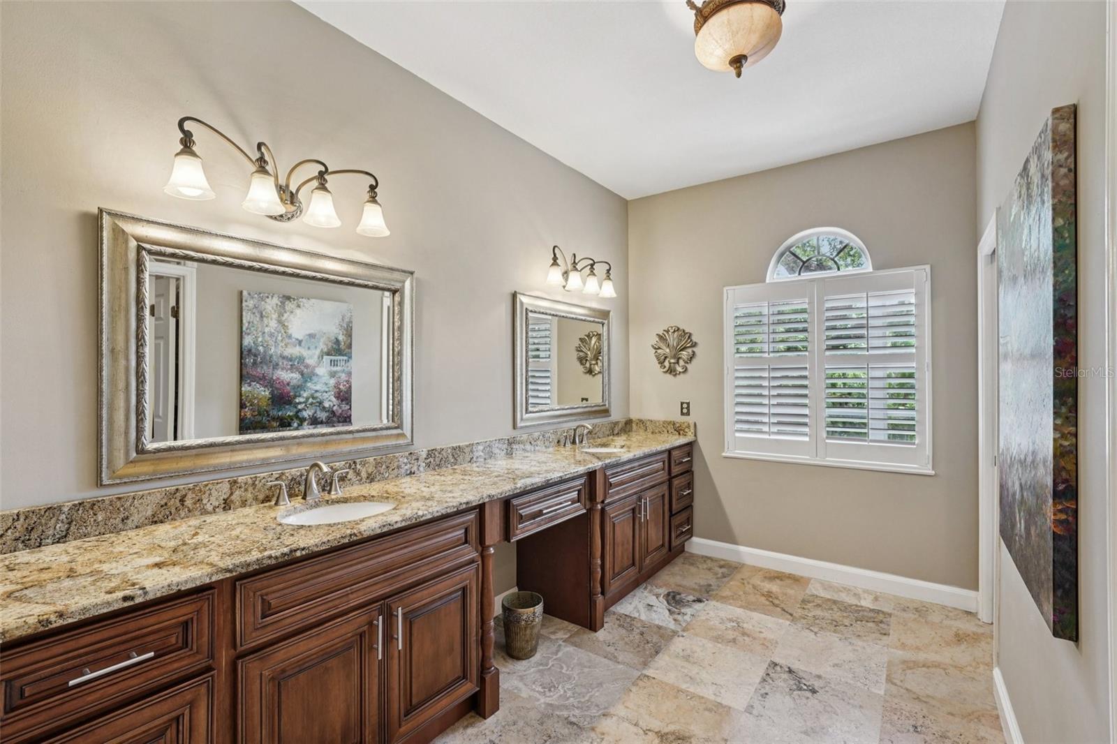 Listing photo id 16 for 4535 Beachway Drive