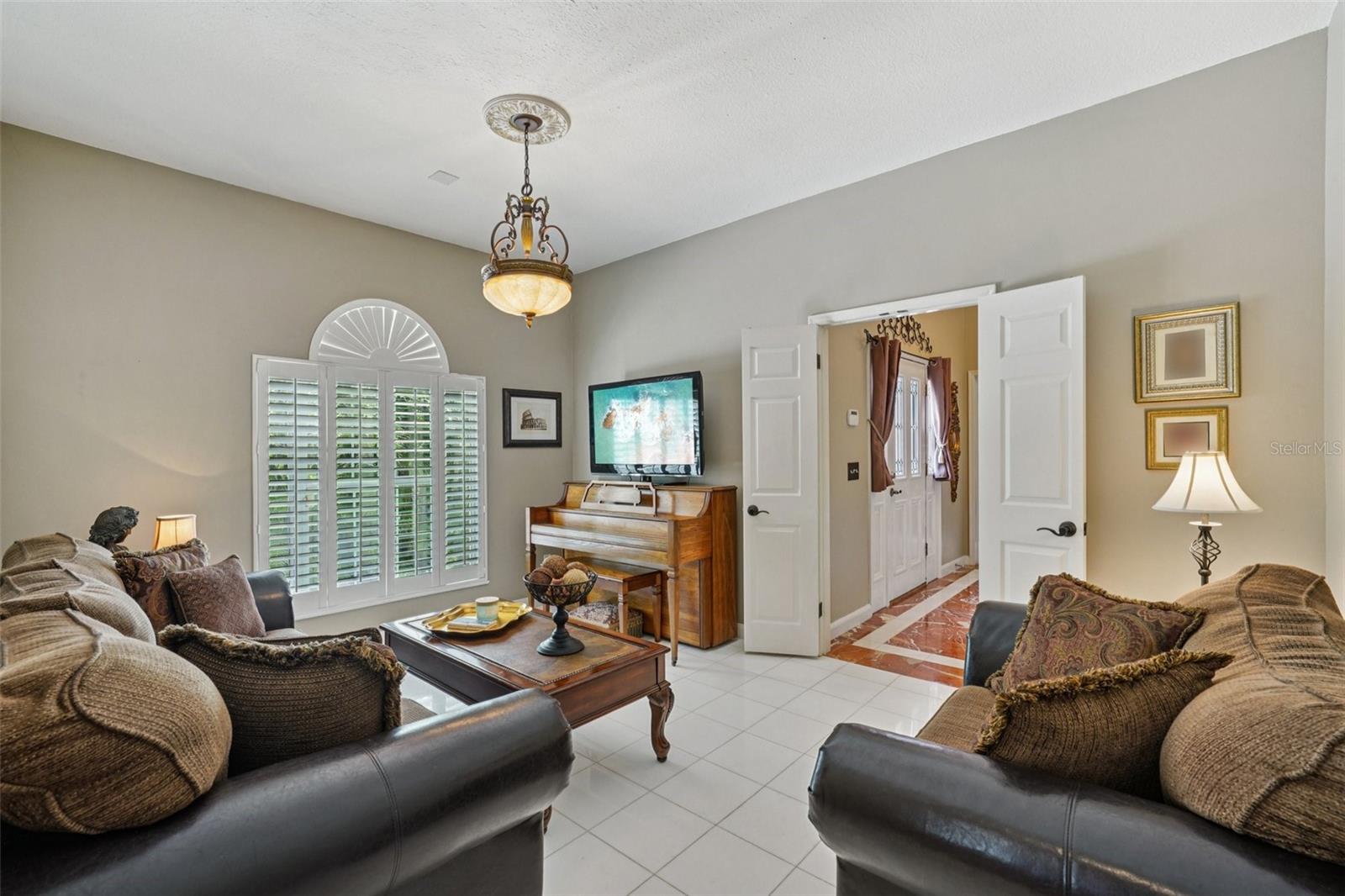Listing photo id 3 for 4535 Beachway Drive