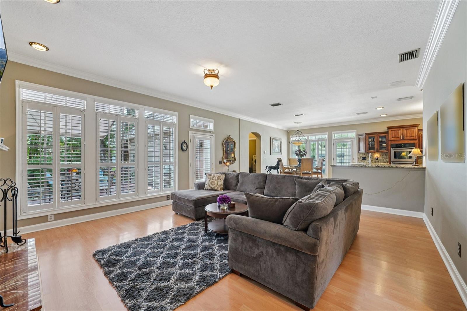 Listing photo id 4 for 4535 Beachway Drive