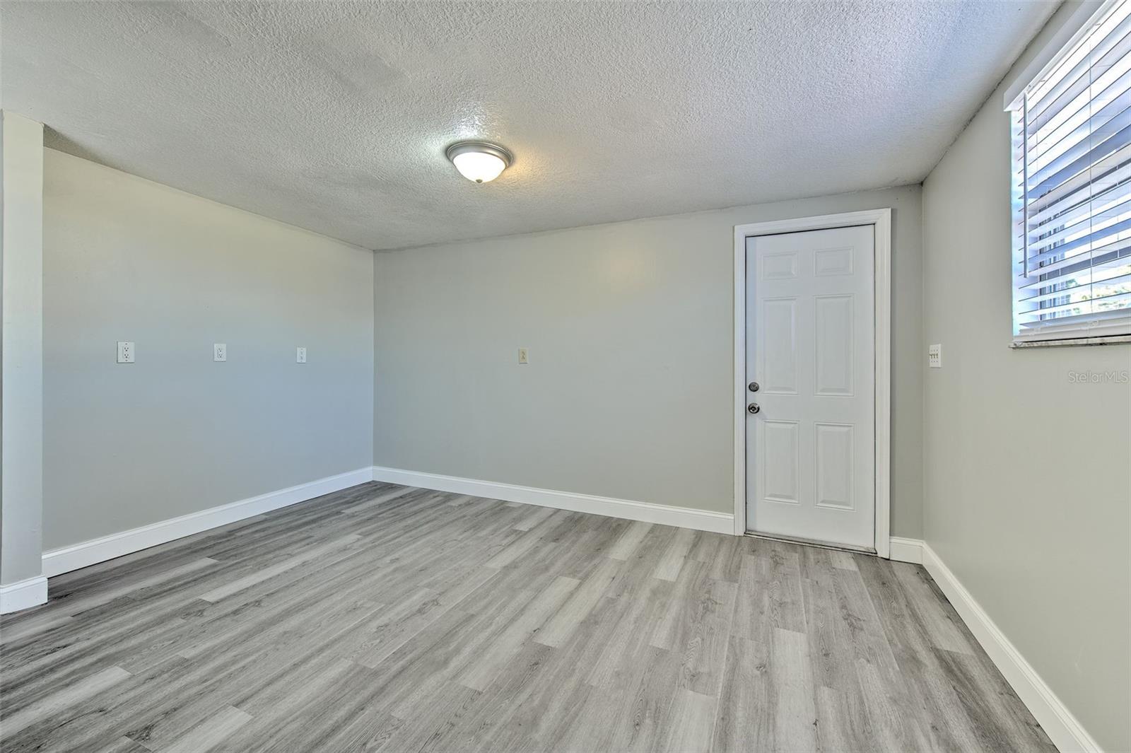 Image 23 of 33 For 10928 15th Street