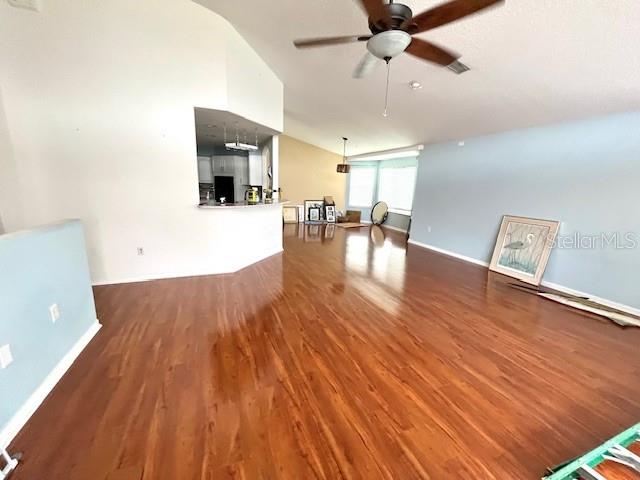 Listing photo id 17 for 5439 Bluepoint Drive