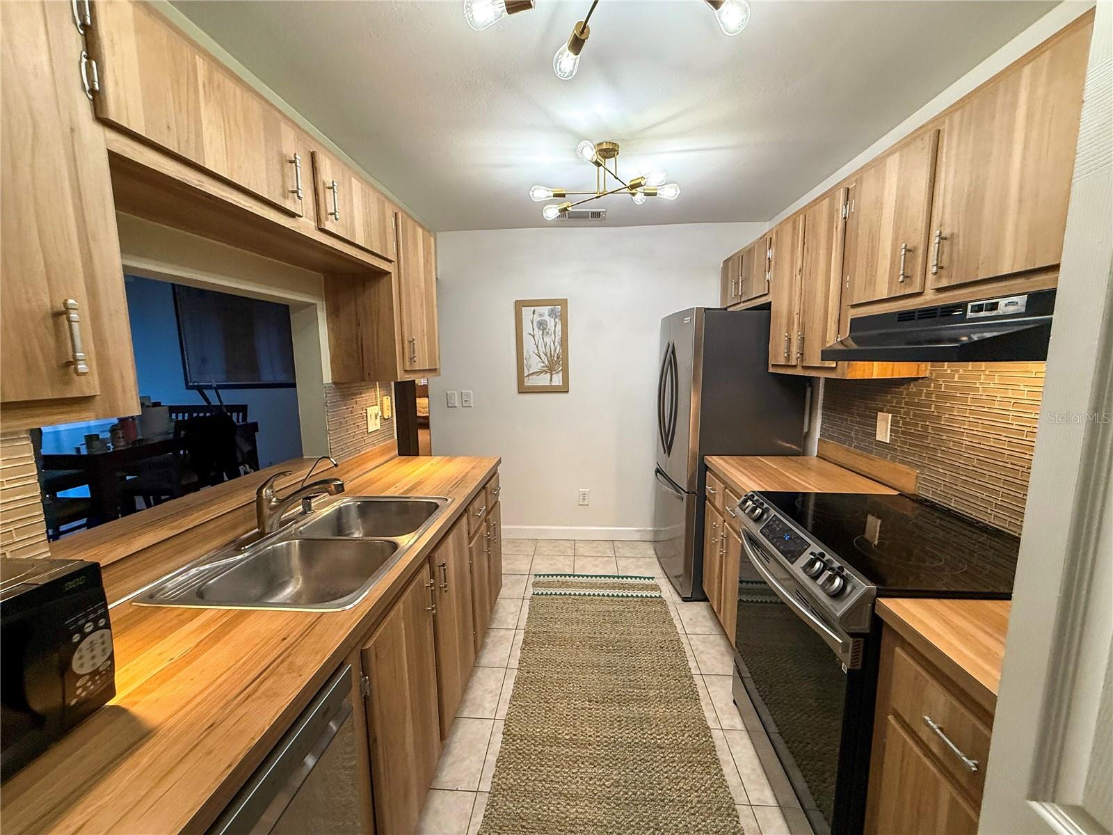 Listing photo id 11 for 3001 Bough Avenue D