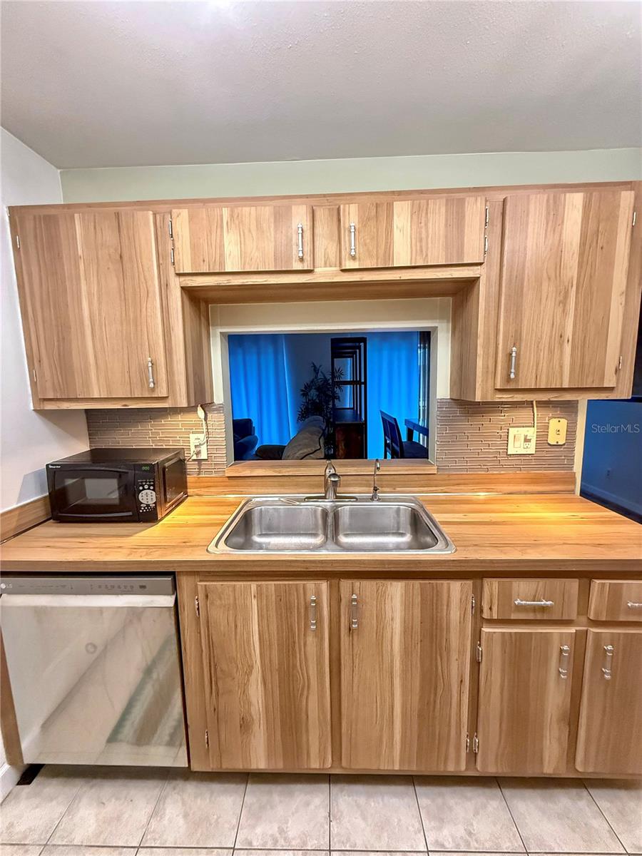 Listing photo id 12 for 3001 Bough Avenue D