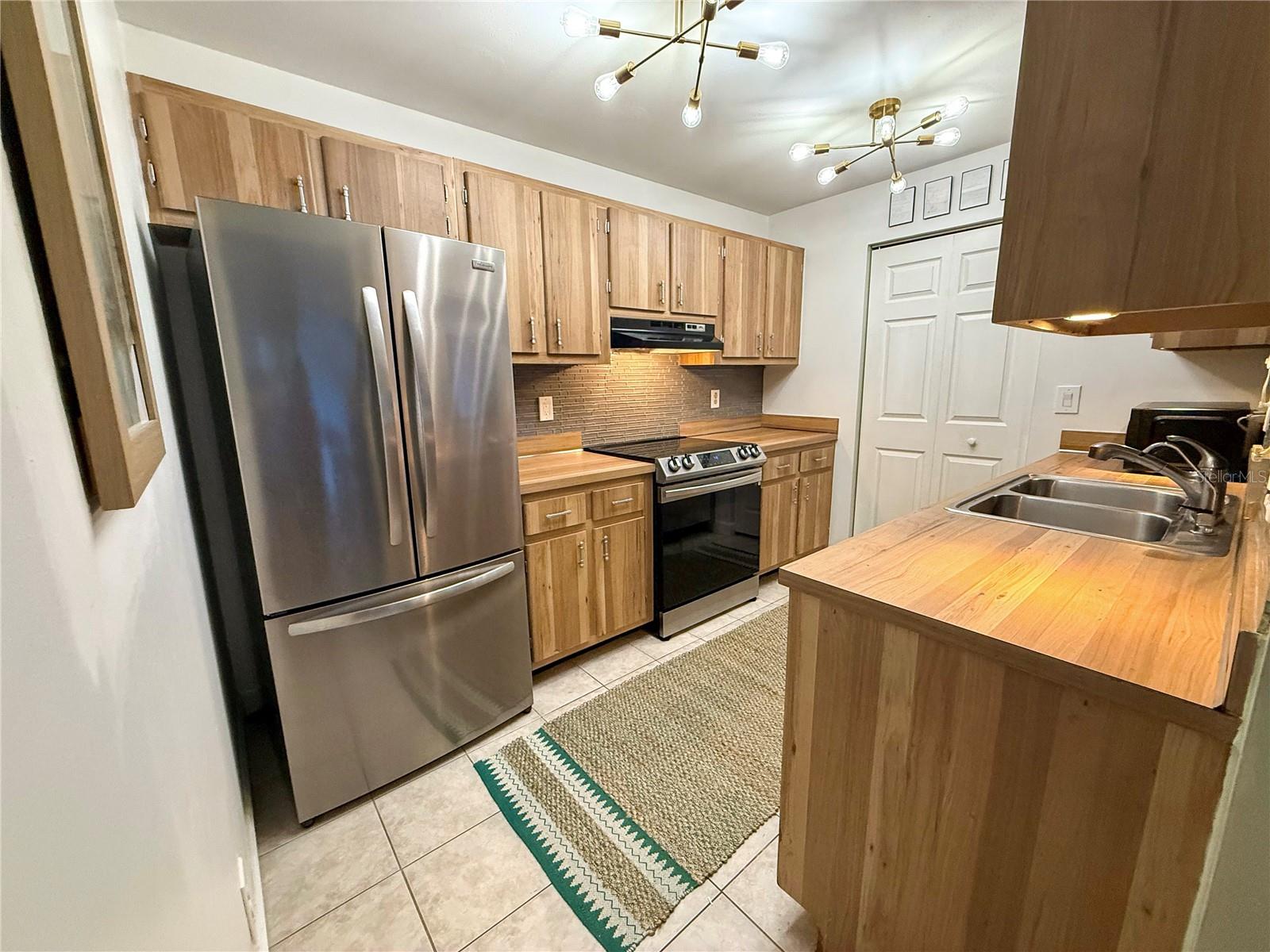 Listing photo id 13 for 3001 Bough Avenue D