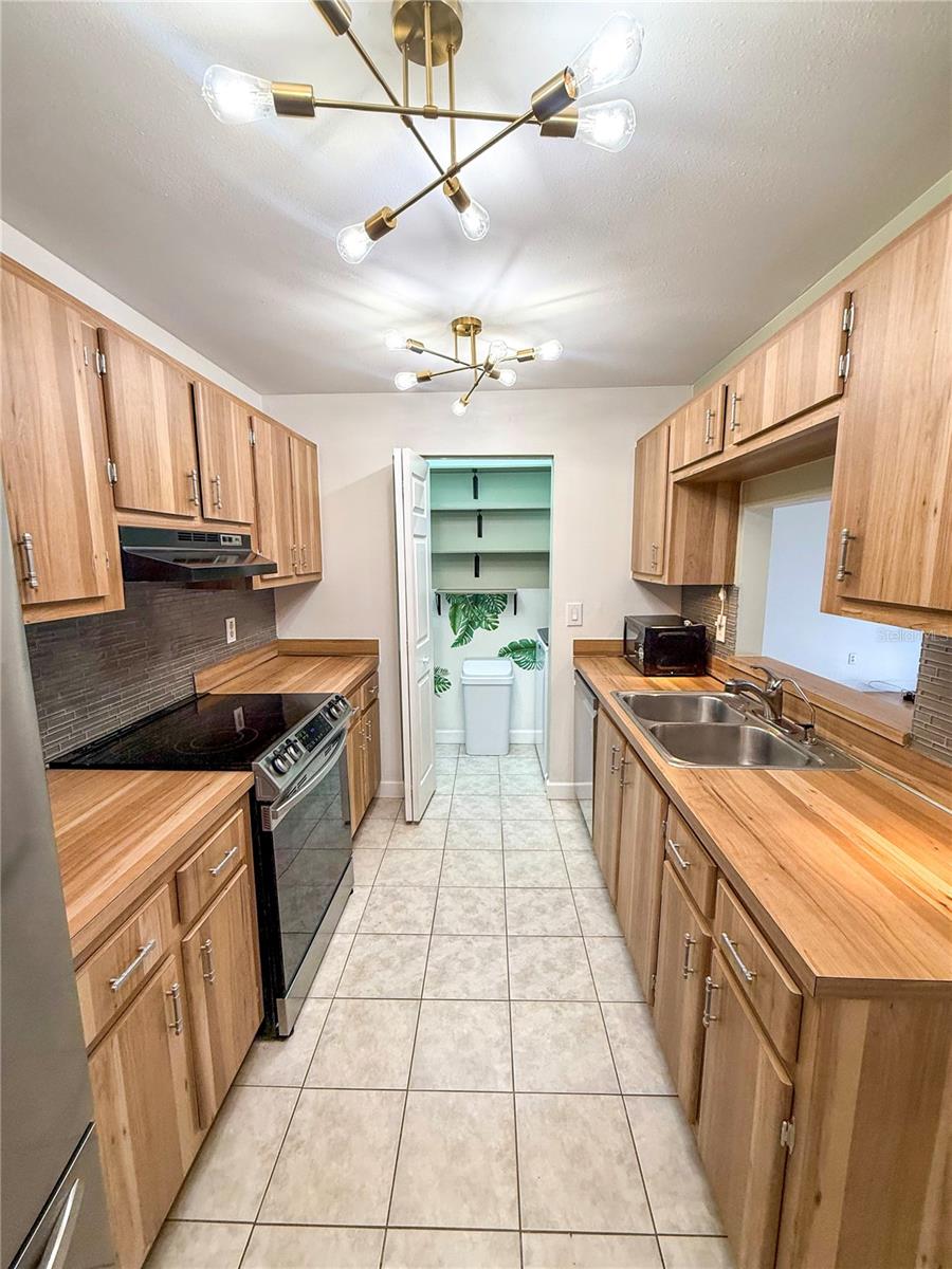 Listing photo id 14 for 3001 Bough Avenue D