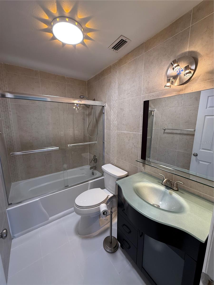 Listing photo id 23 for 3001 Bough Avenue D