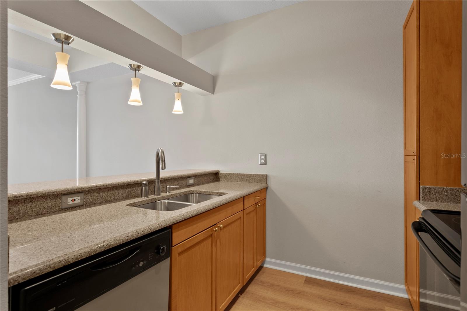 Image 9 of 28 For 800 Dakota Avenue 315