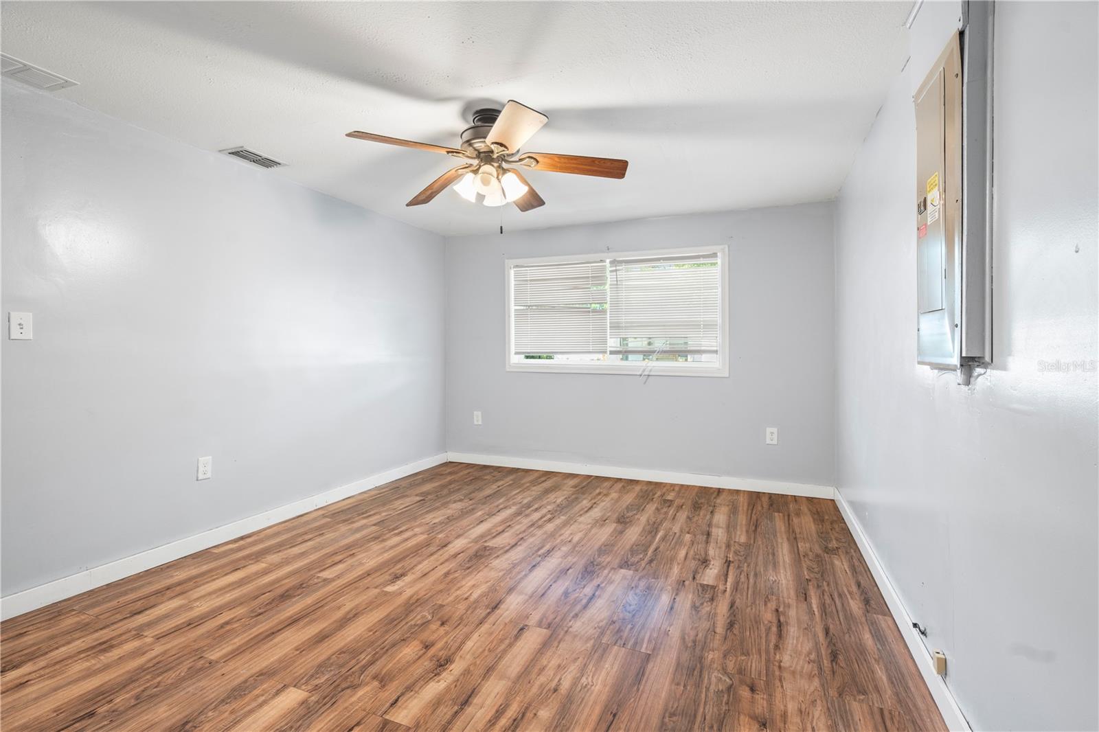 Image 17 of 42 For 4624 Belfast Drive