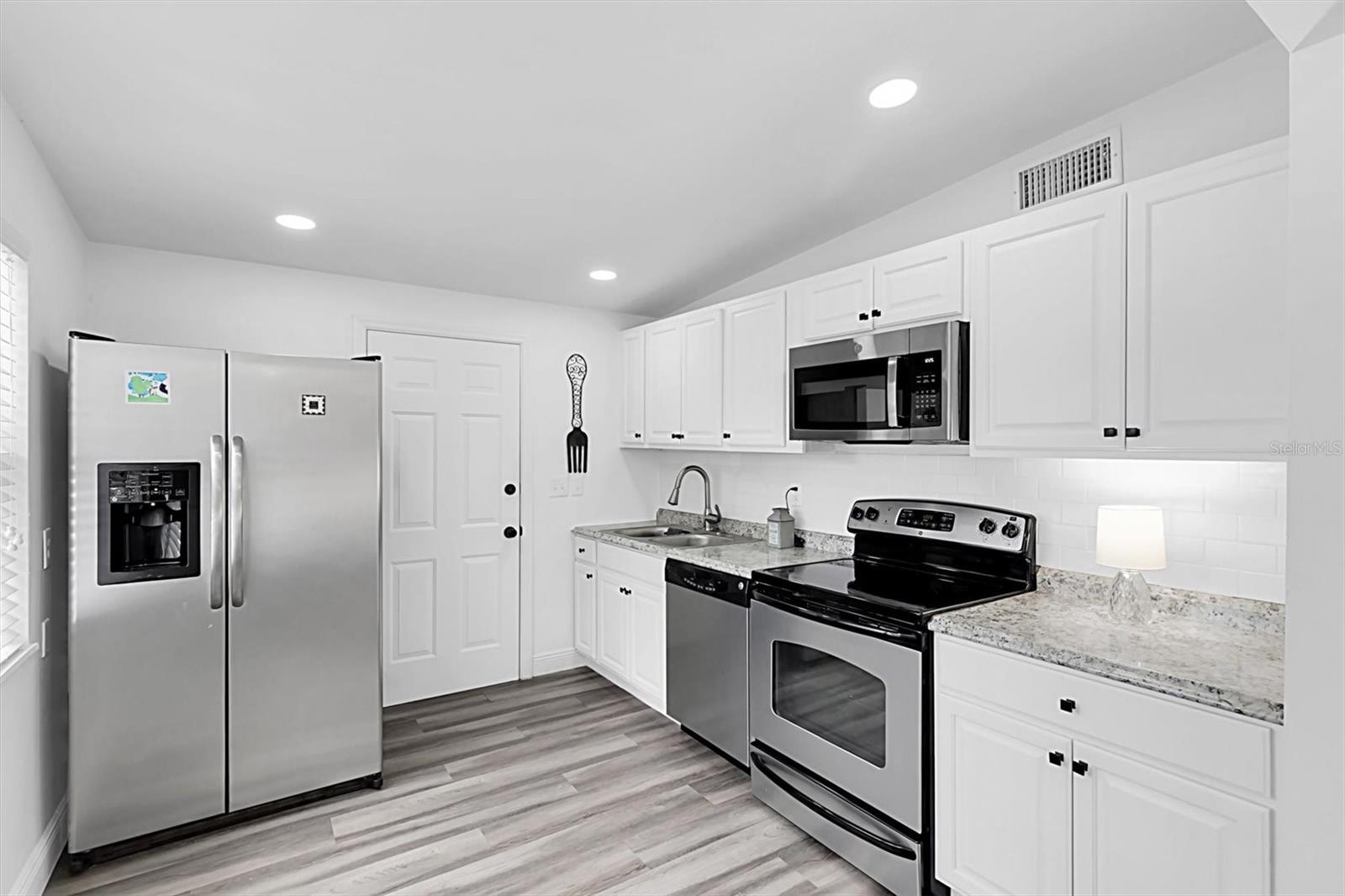 Listing photo id 9 for 10633 Raffia Drive