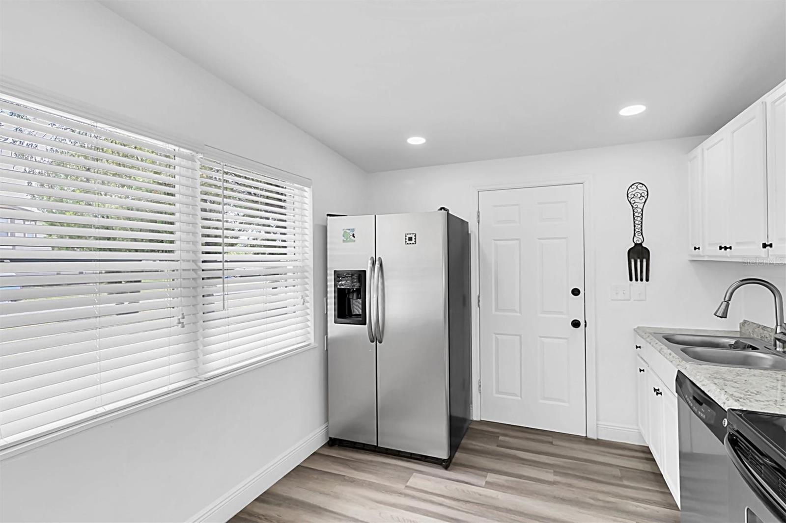 Listing photo id 10 for 10633 Raffia Drive