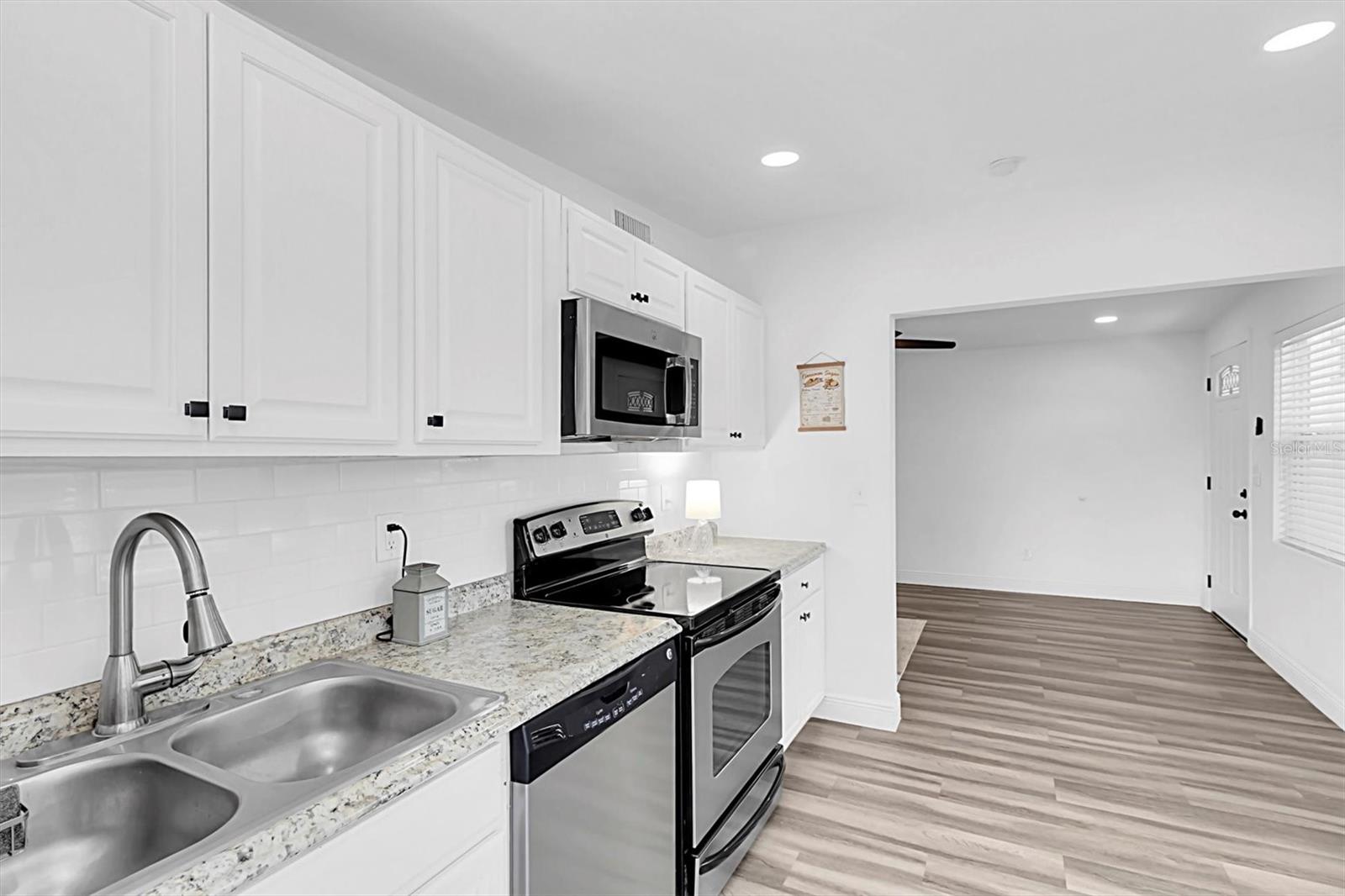 Listing photo id 11 for 10633 Raffia Drive