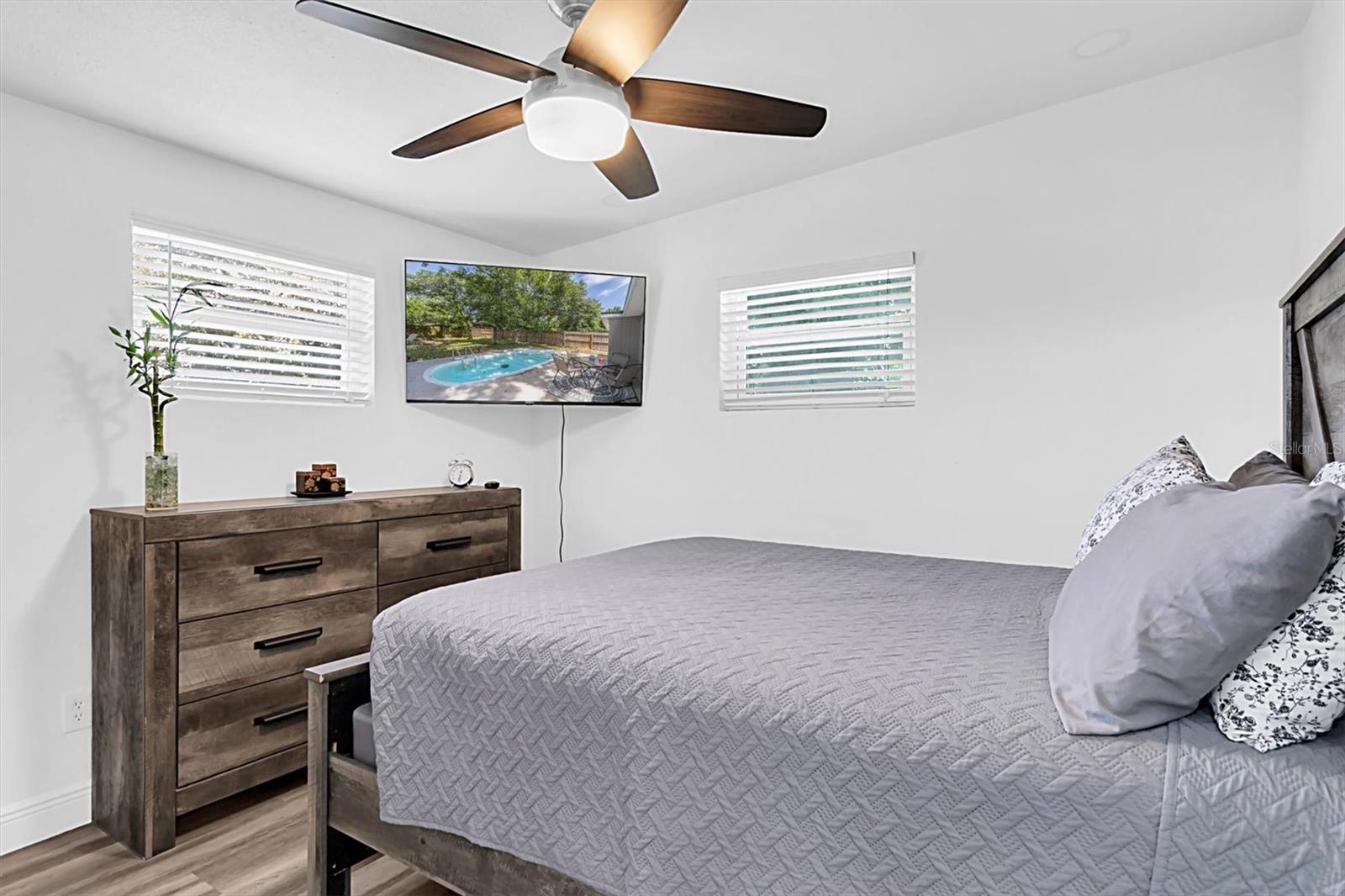 Listing photo id 13 for 10633 Raffia Drive