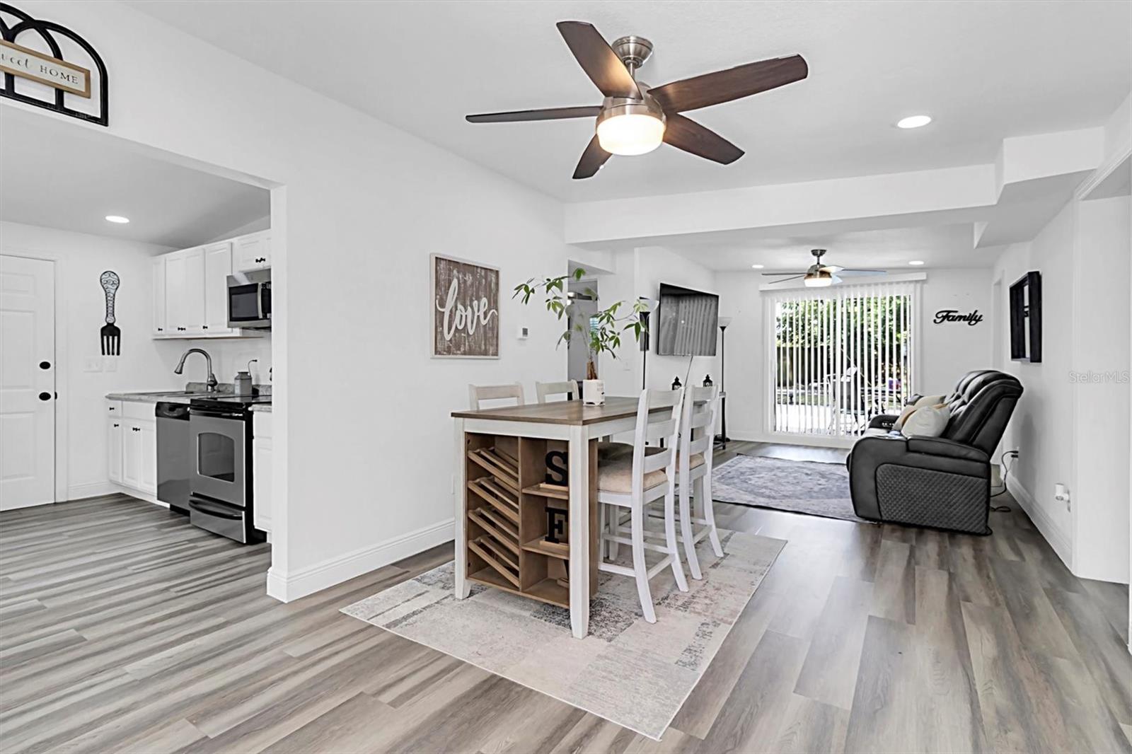 Listing photo id 3 for 10633 Raffia Drive
