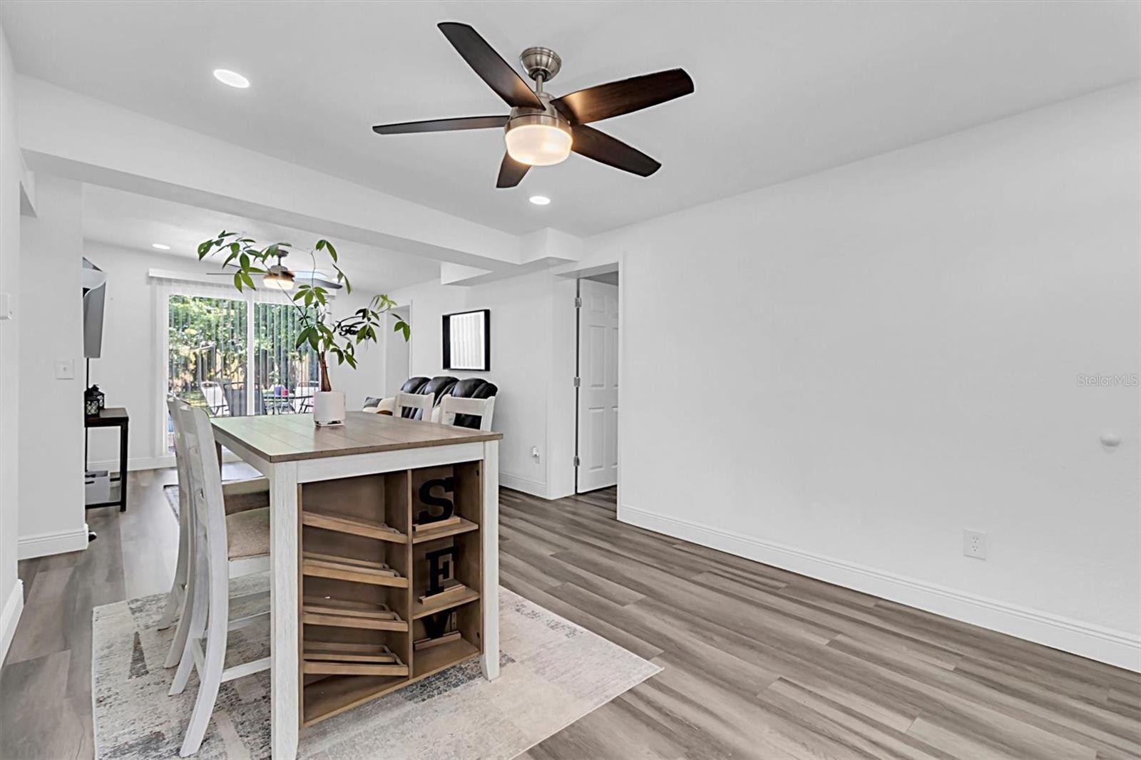Listing photo id 4 for 10633 Raffia Drive