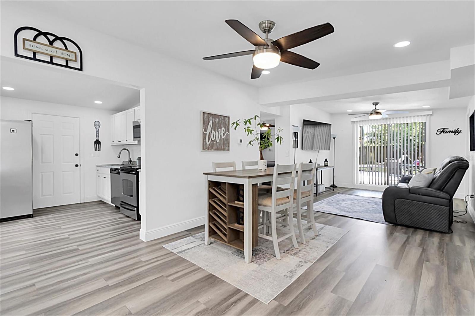 Listing photo id 5 for 10633 Raffia Drive