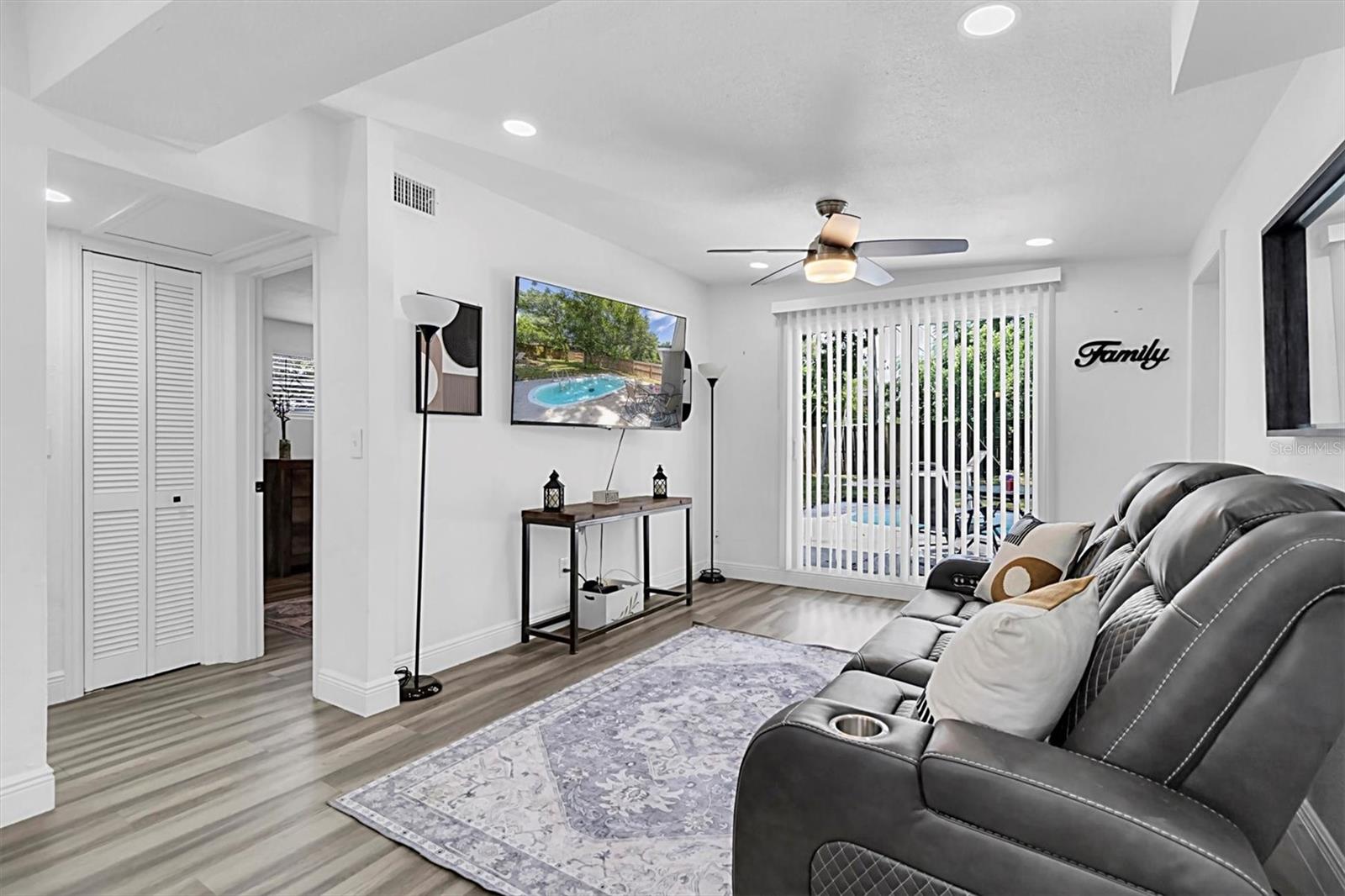 Listing photo id 6 for 10633 Raffia Drive