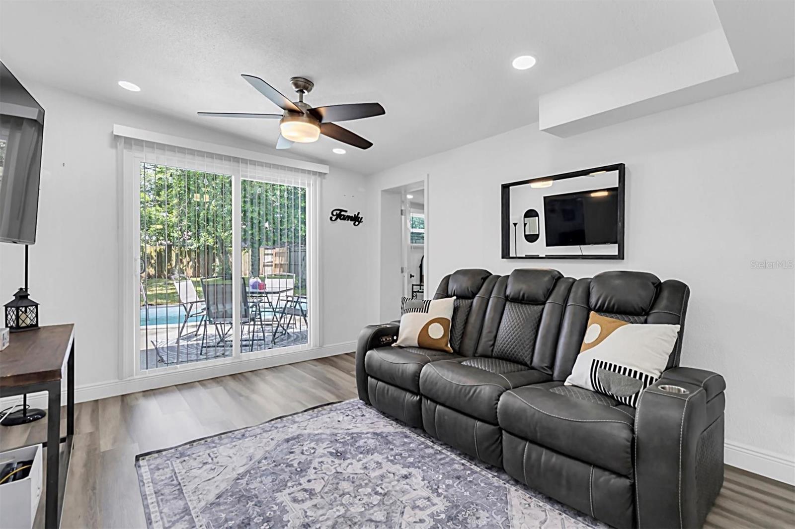 Listing photo id 7 for 10633 Raffia Drive