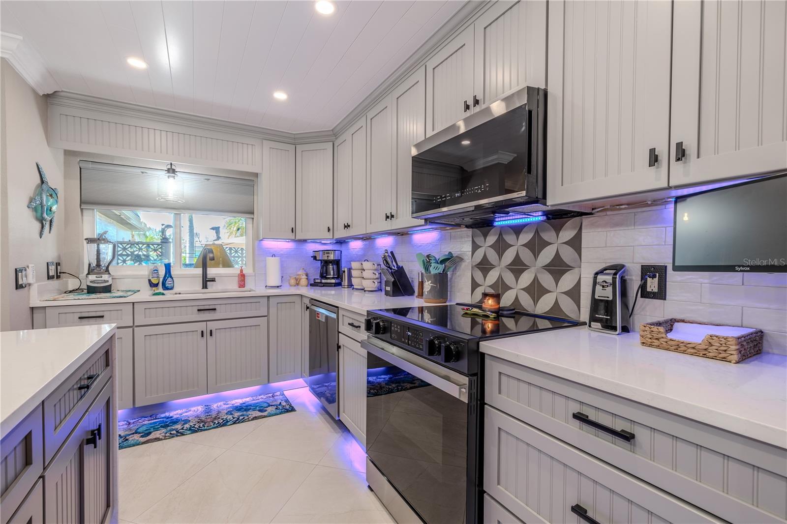 Listing photo id 9 for 523 Boca Ciega Point Boulevard S 1210
