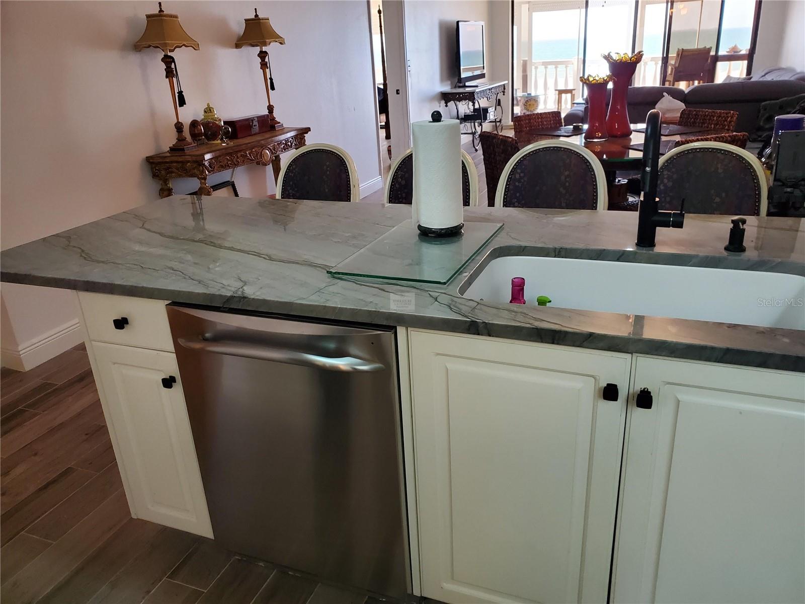 Image 14 of 41 For 6650 Sunset Way 220