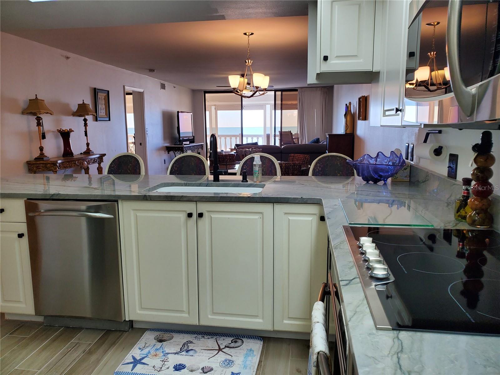 Image 15 of 41 For 6650 Sunset Way 220