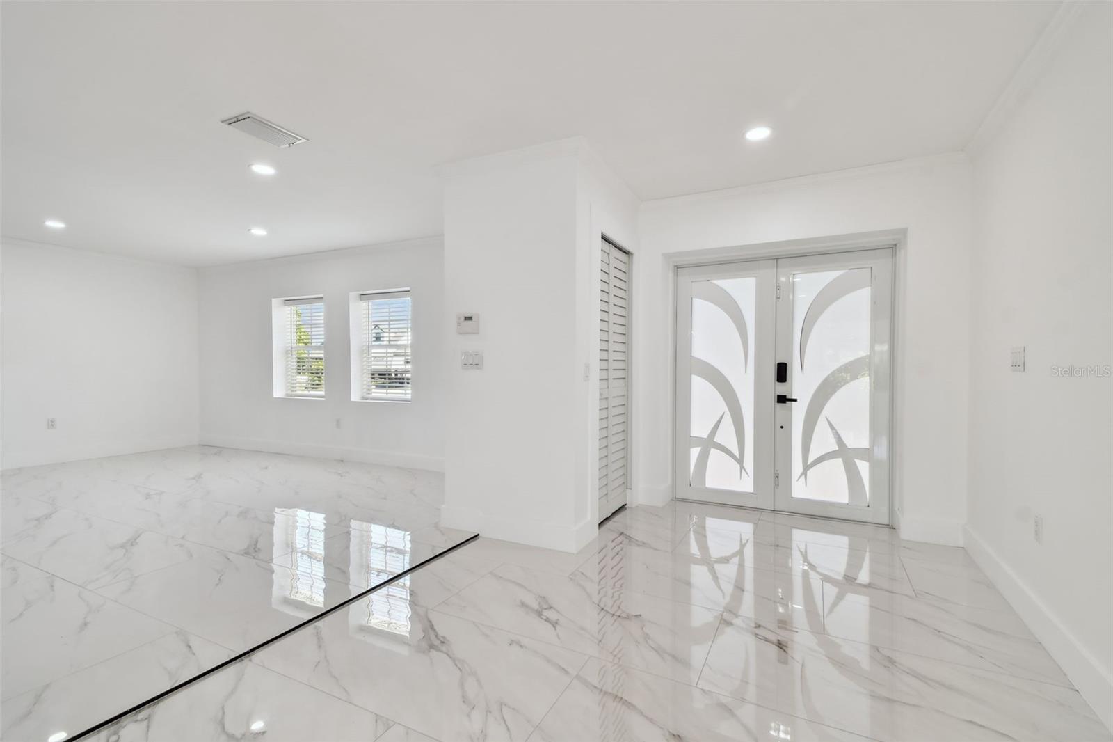 Listing photo id 8 for 8708 Thornwood Lane