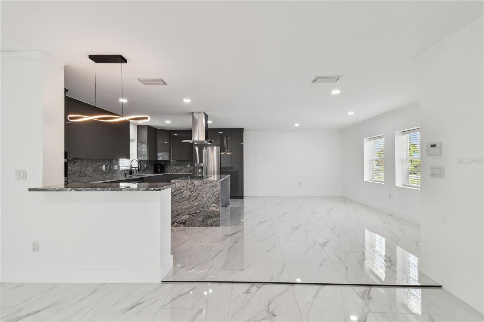 Listing photo id 10 for 8708 Thornwood Lane