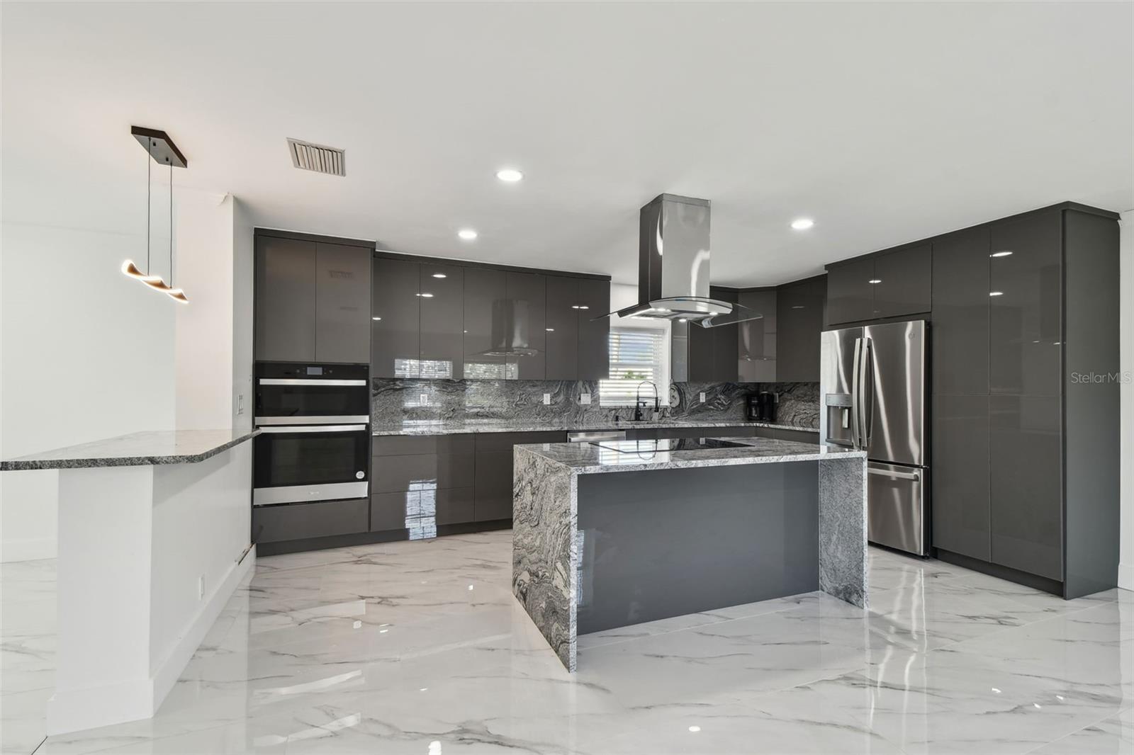 Listing photo id 11 for 8708 Thornwood Lane