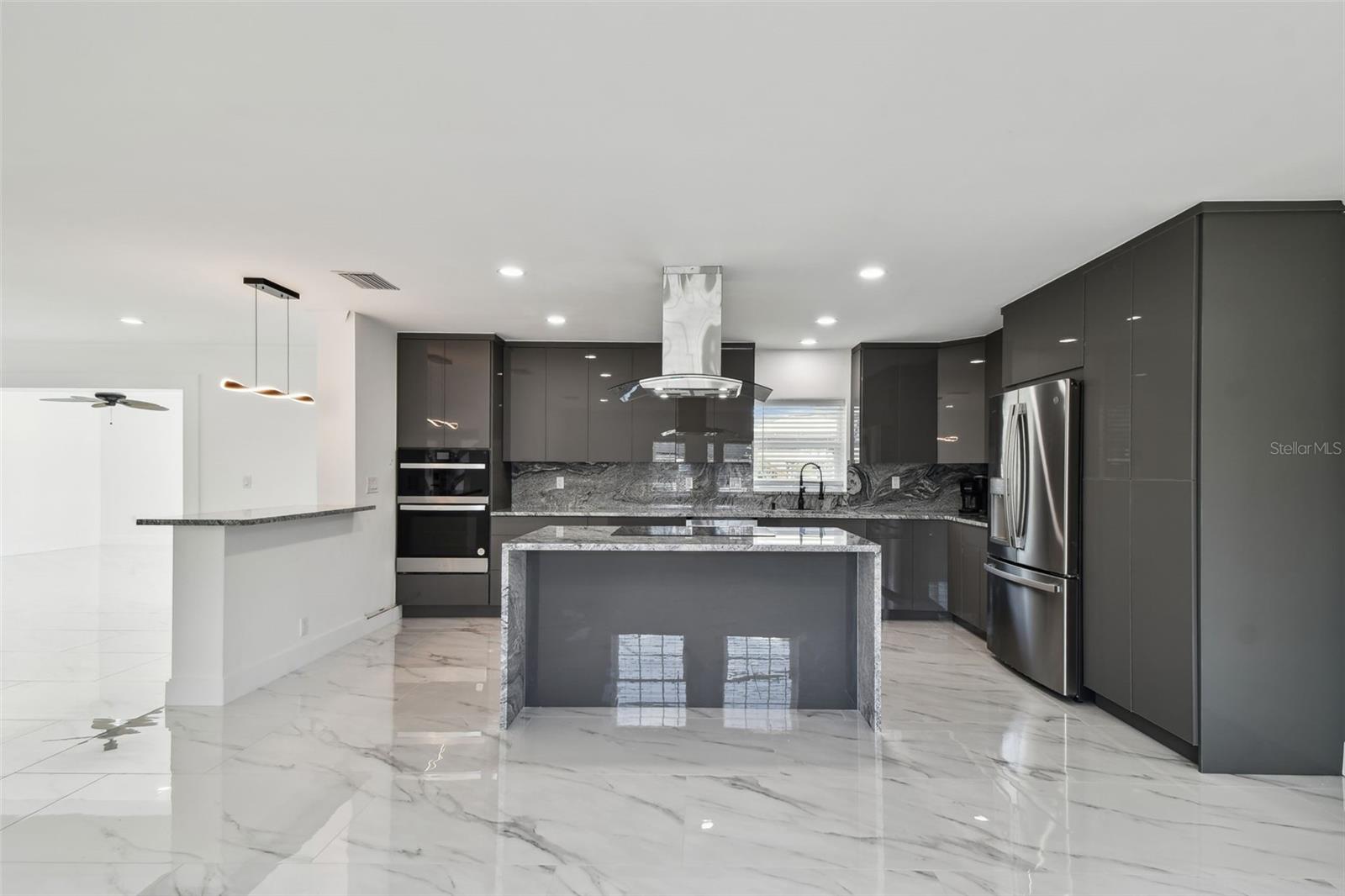 Listing photo id 12 for 8708 Thornwood Lane
