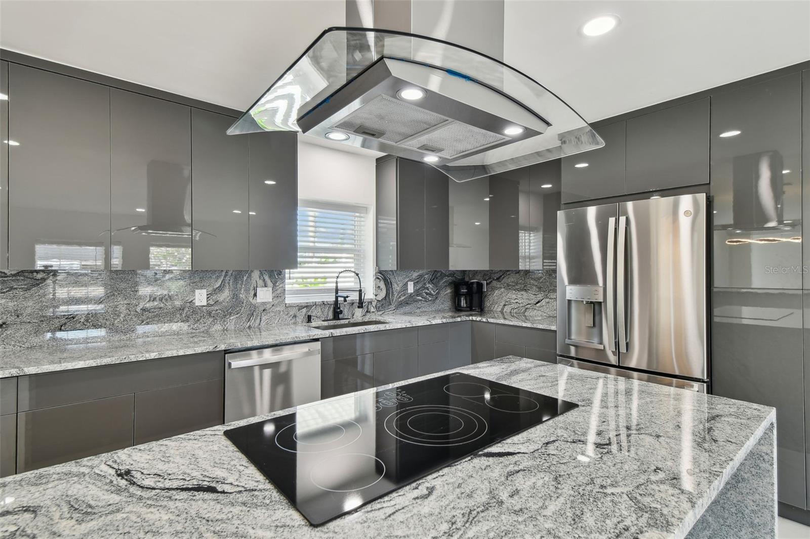 Listing photo id 14 for 8708 Thornwood Lane