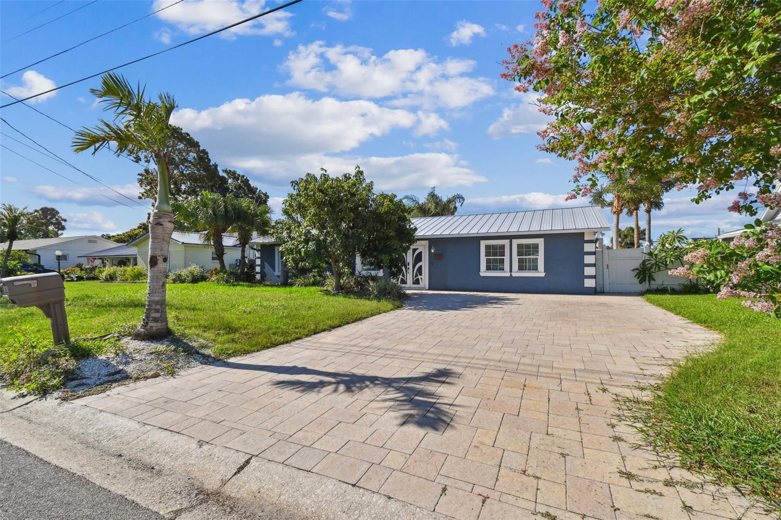 Listing photo id 0 for 8708 Thornwood Lane