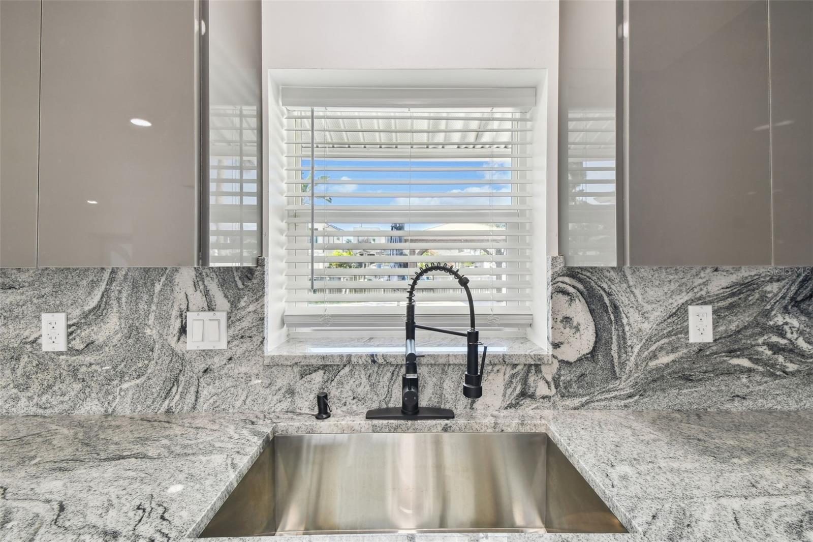 Listing photo id 18 for 8708 Thornwood Lane