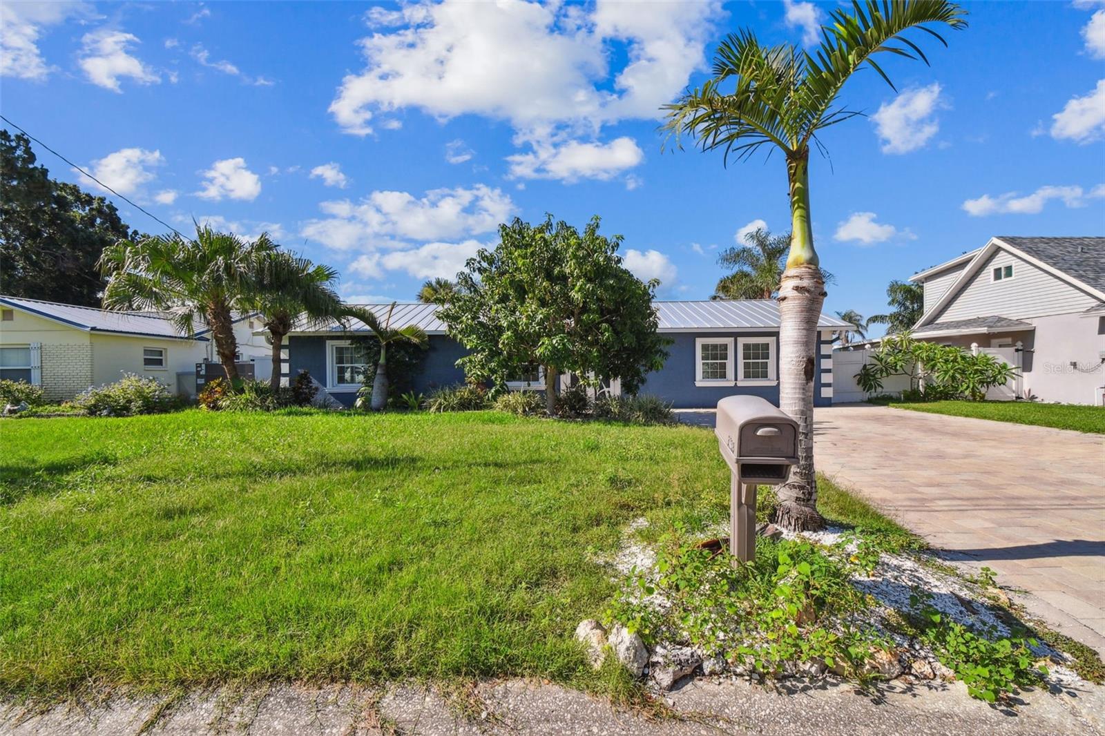Listing photo id 1 for 8708 Thornwood Lane