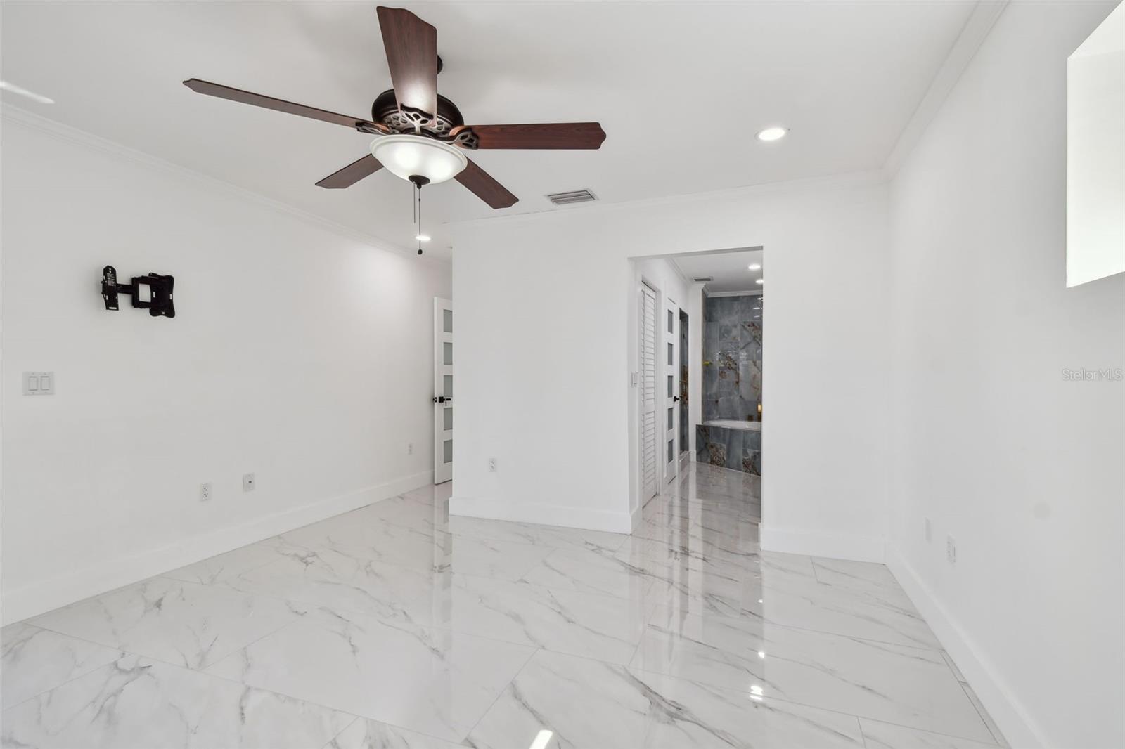 Listing photo id 32 for 8708 Thornwood Lane