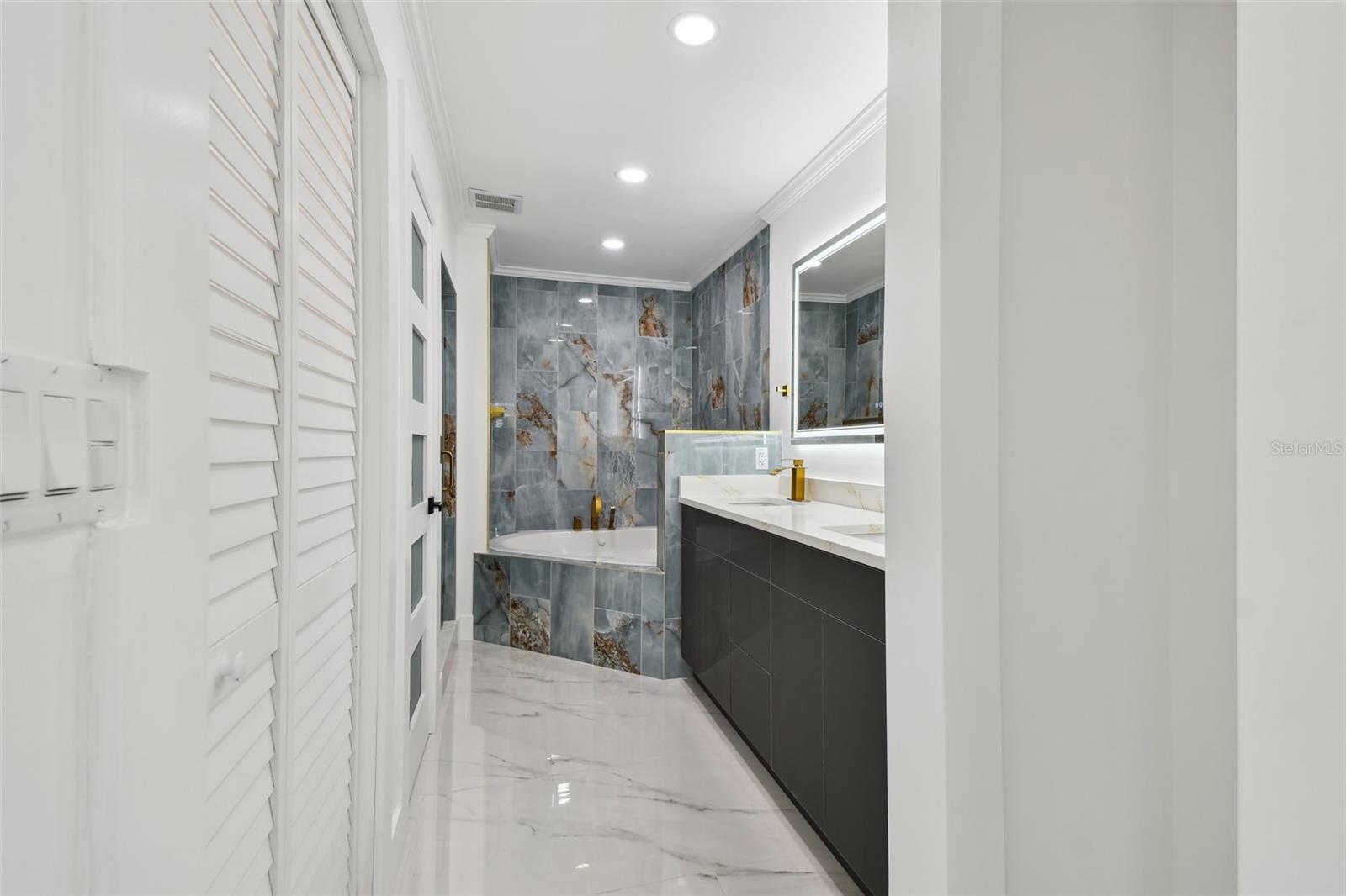 Listing photo id 34 for 8708 Thornwood Lane