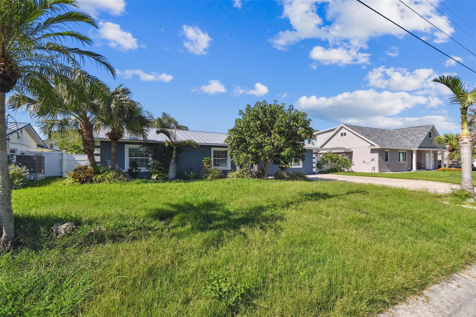 Listing photo id 2 for 8708 Thornwood Lane