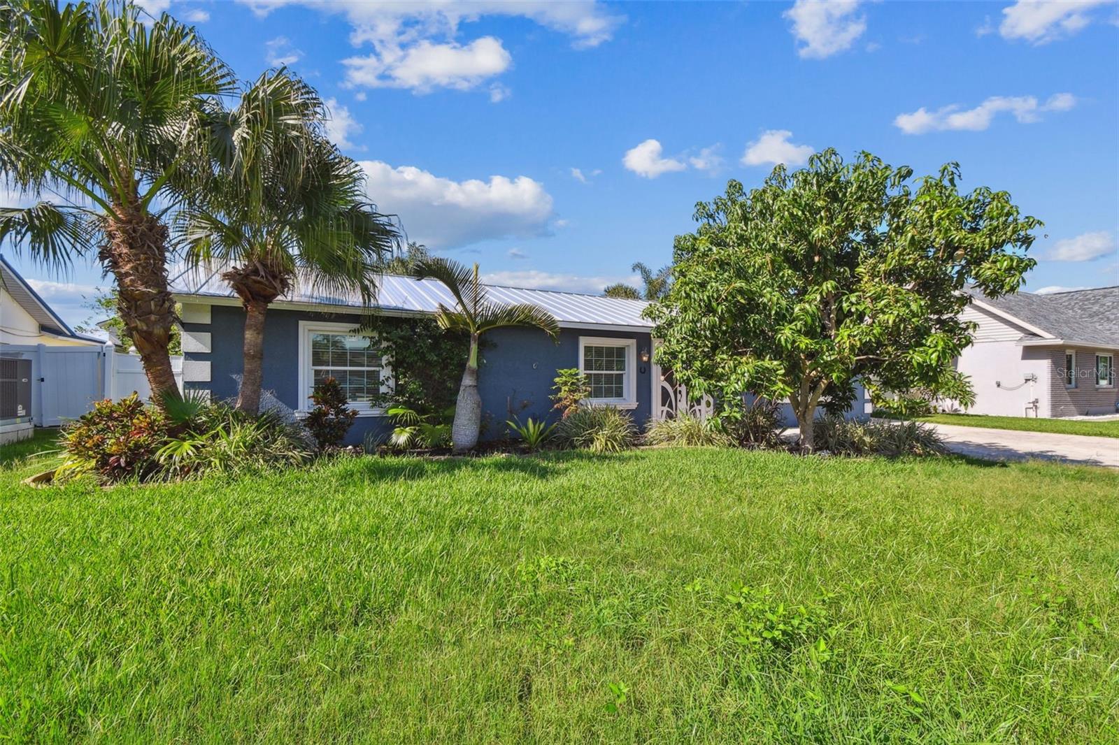 Listing photo id 3 for 8708 Thornwood Lane