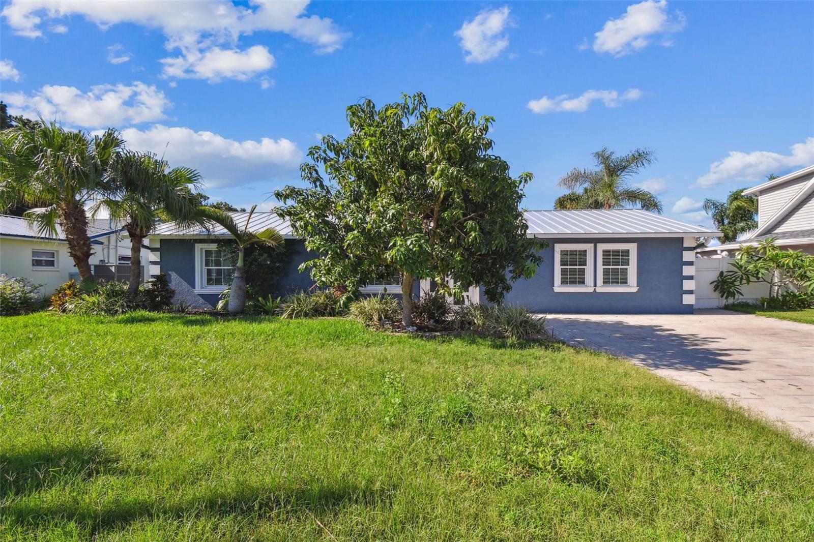 Listing photo id 4 for 8708 Thornwood Lane