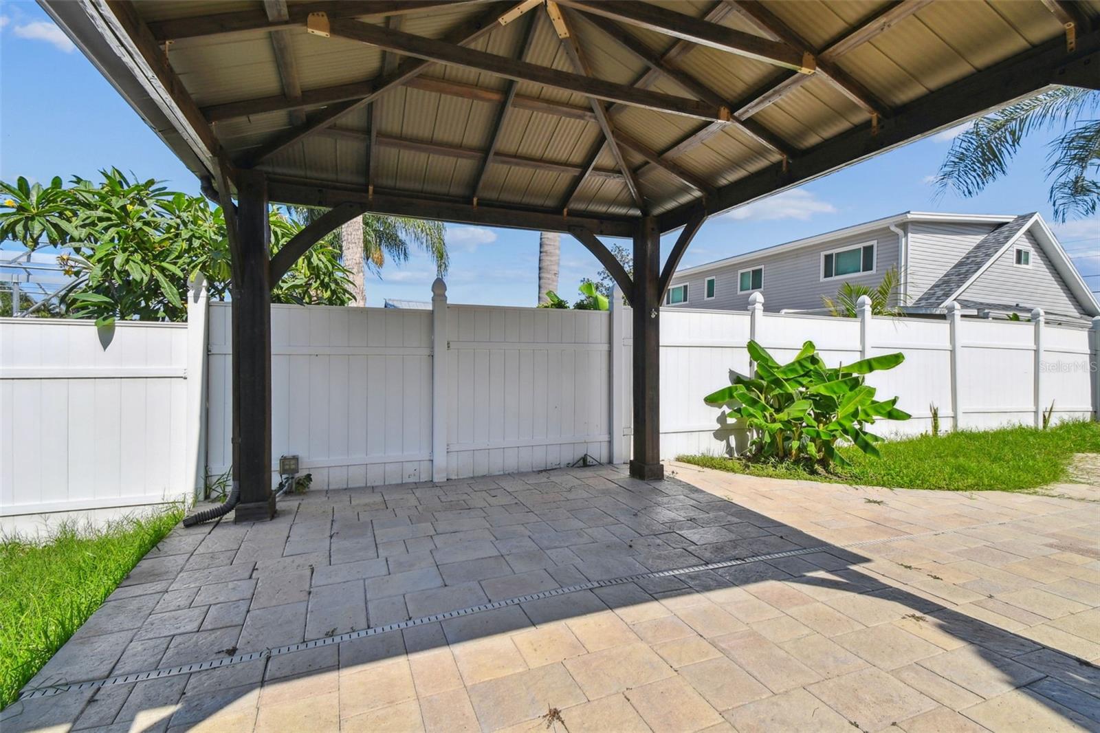 Listing photo id 62 for 8708 Thornwood Lane