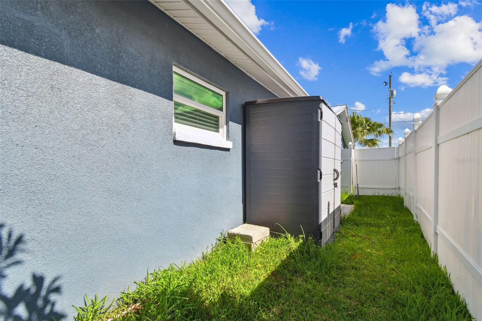 Listing photo id 67 for 8708 Thornwood Lane