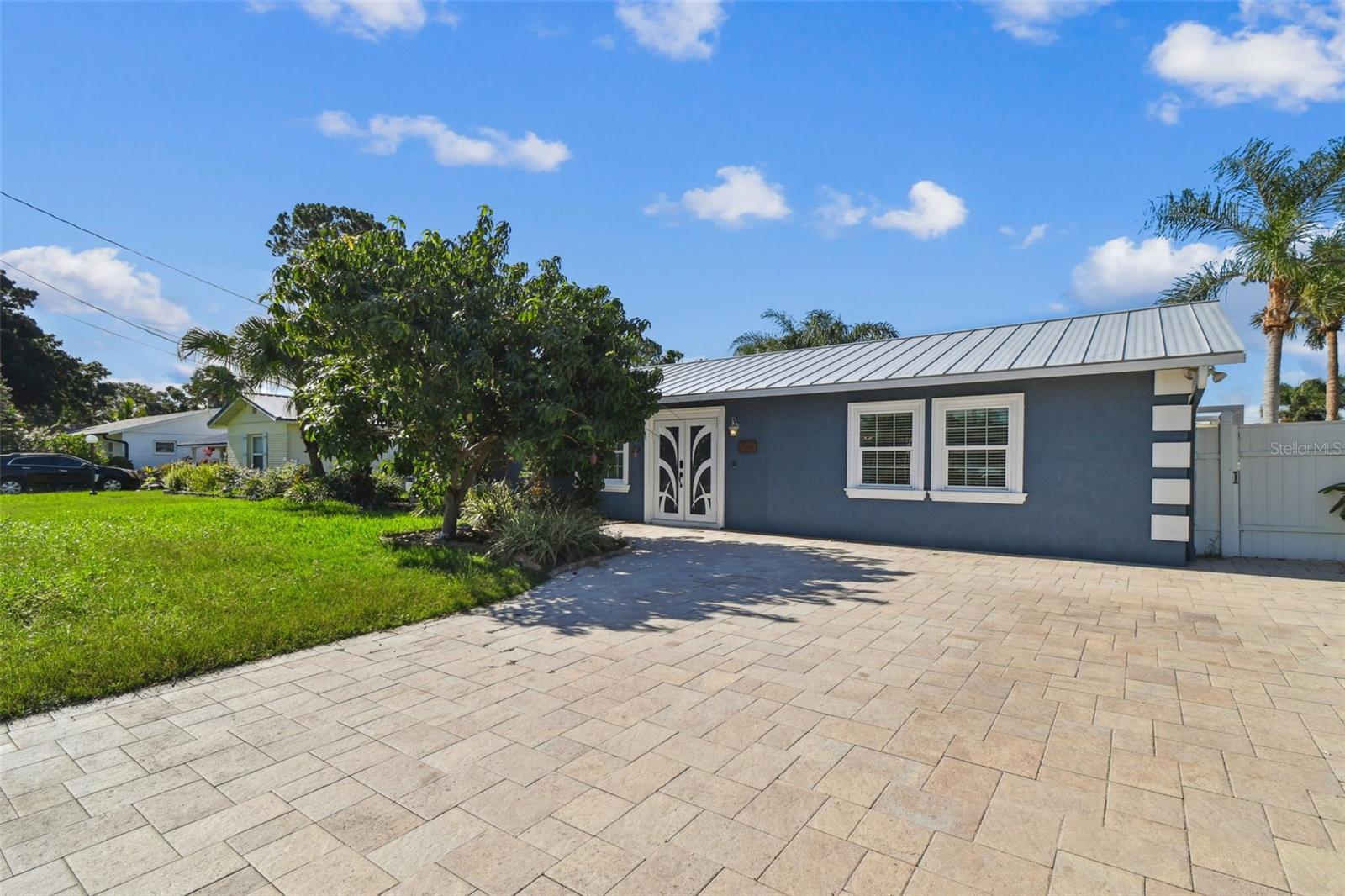 Listing photo id 5 for 8708 Thornwood Lane