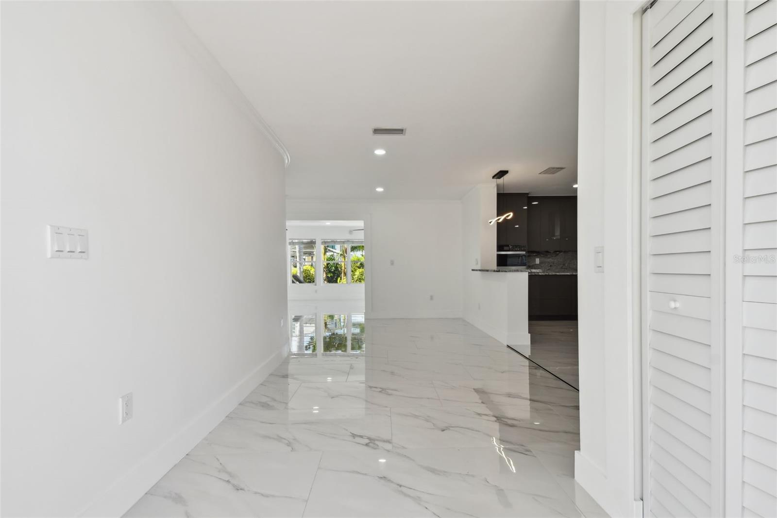 Listing photo id 7 for 8708 Thornwood Lane