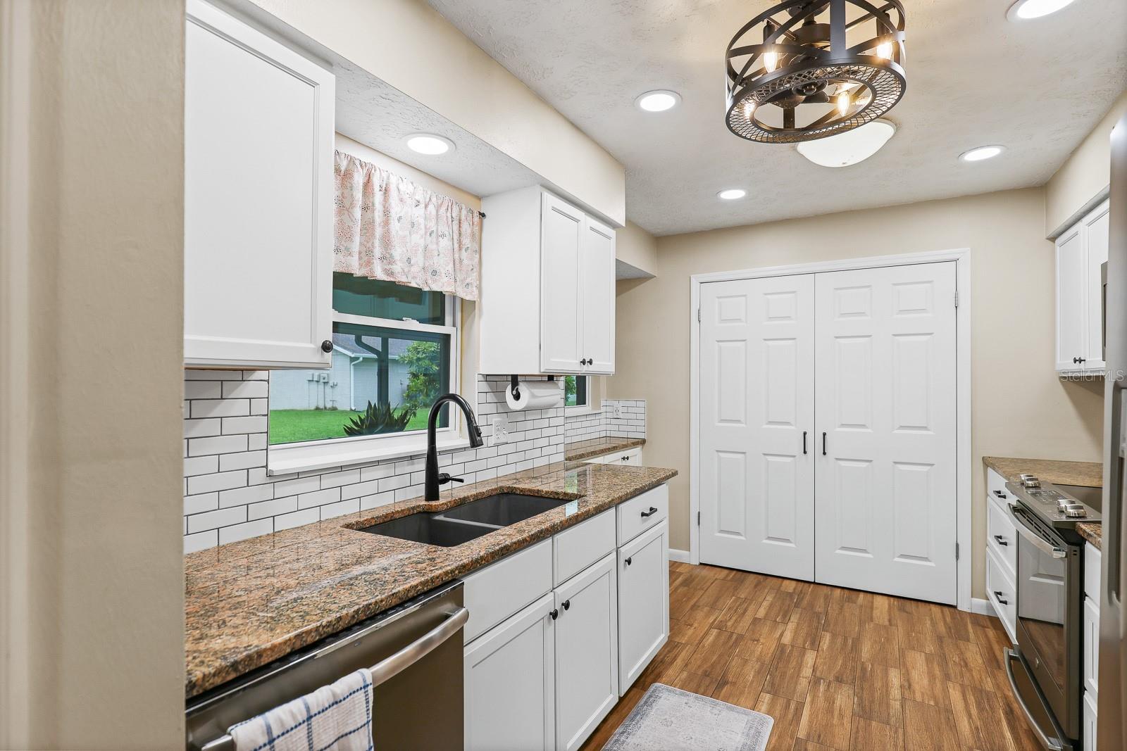 Listing photo id 5 for 3940 108th Avenue N