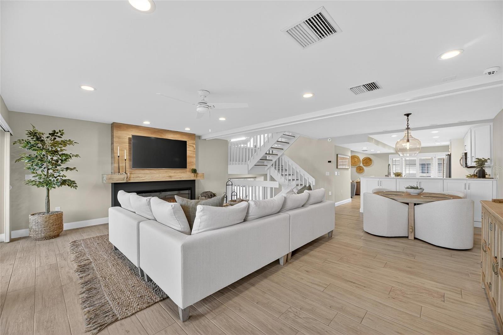 Image 18 of 94 For 160 Marina Del Rey Court