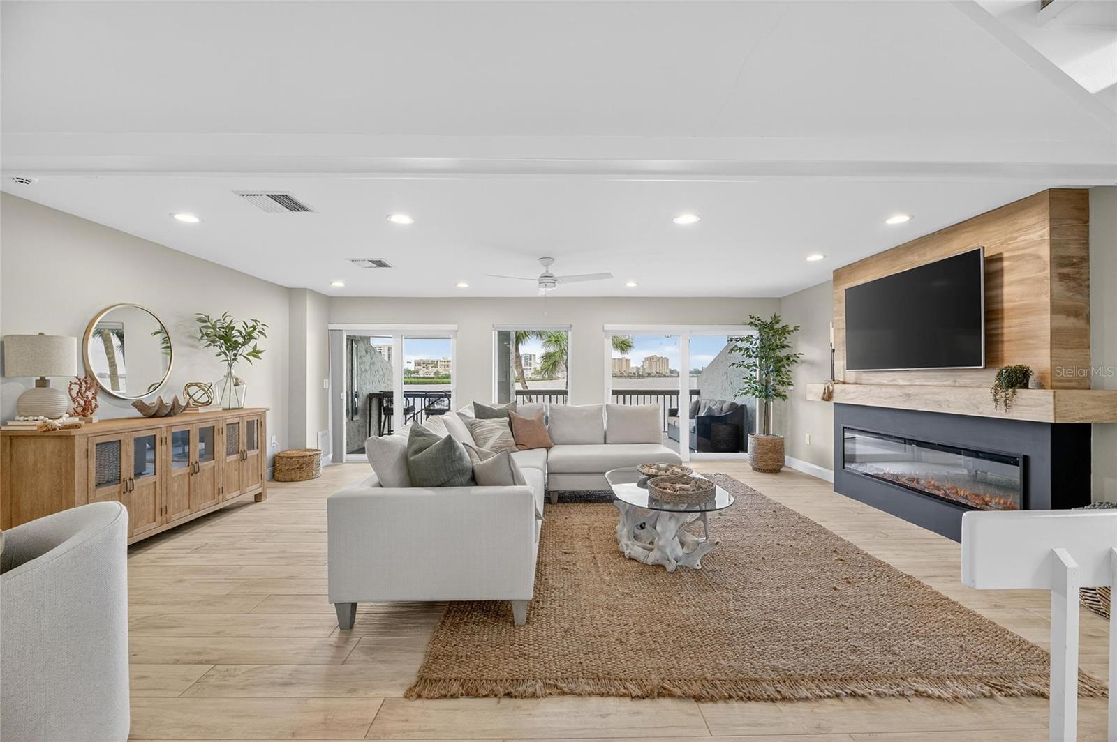 Image 19 of 94 For 160 Marina Del Rey Court
