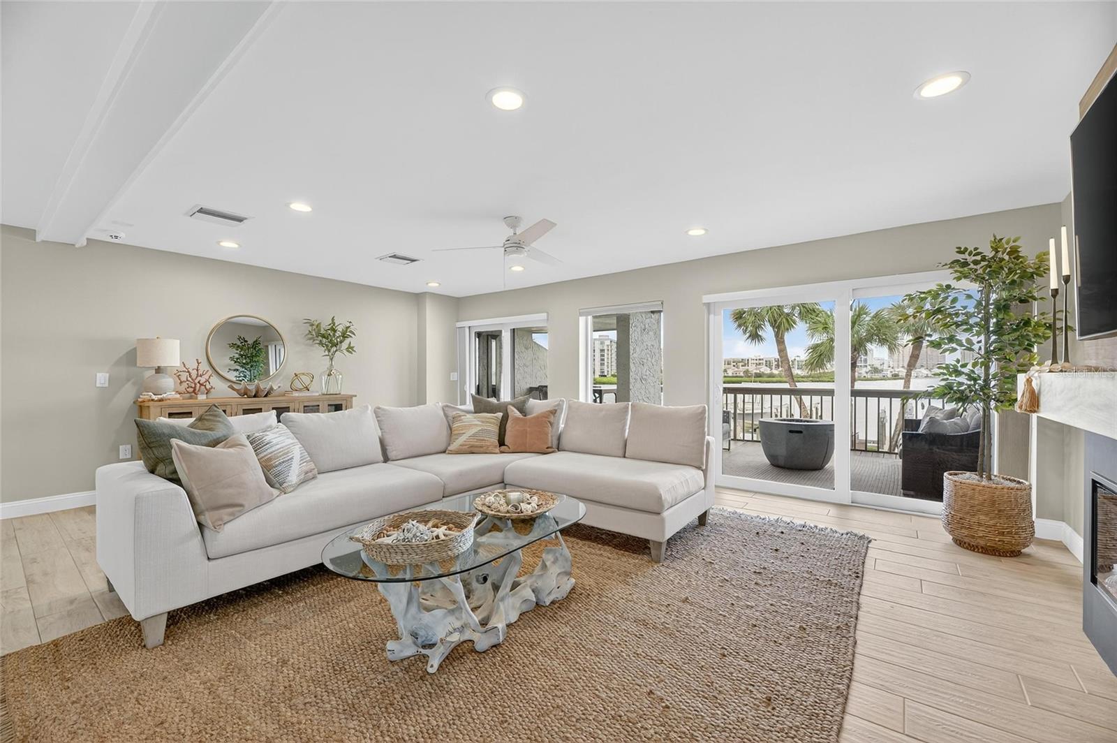 Image 21 of 94 For 160 Marina Del Rey Court