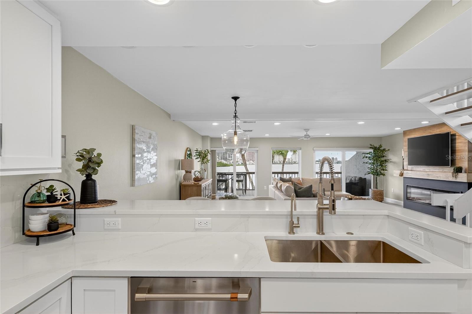 Image 29 of 94 For 160 Marina Del Rey Court
