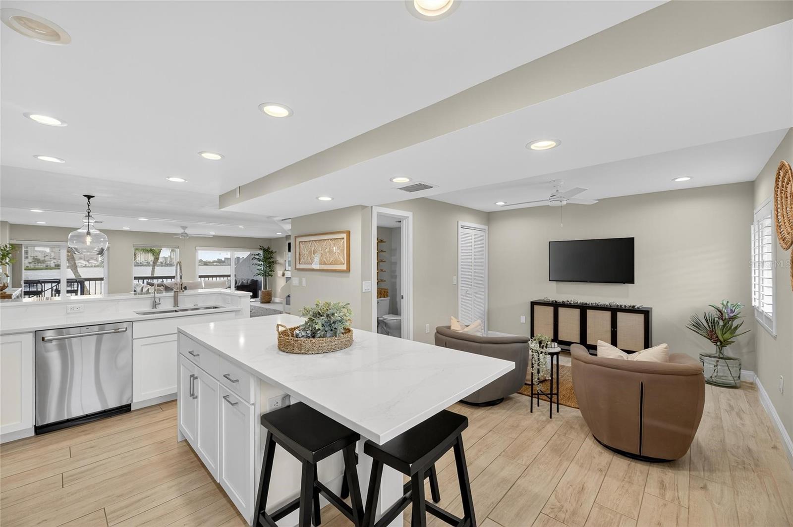 Image 32 of 94 For 160 Marina Del Rey Court